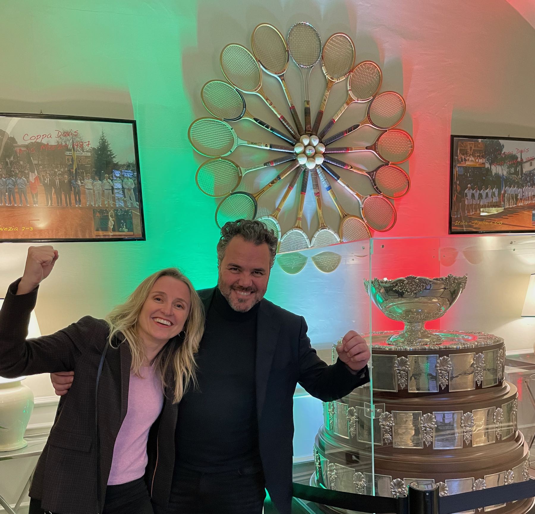 Eu e meu marido ao lado do troféu da Copa Davis no Tc Prato, na Toscana