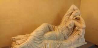 A escultura de Ariadne adormecida representa o Museu Arqueológico de Florença em Reforma