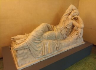 A escultura de Ariadne adormecida representa o Museu Arqueológico de Florença em Reforma