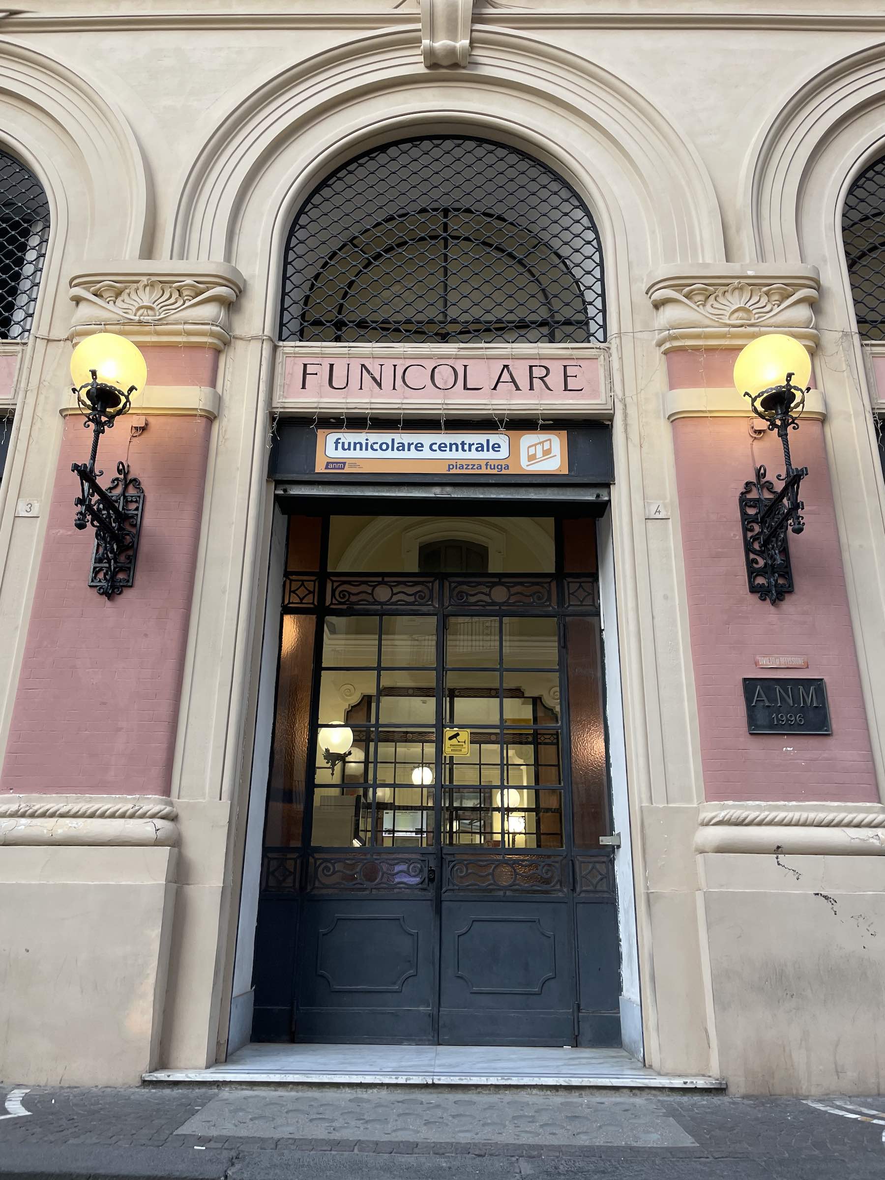 Funicular de Nápoles entrada da estação Piazza Fuga