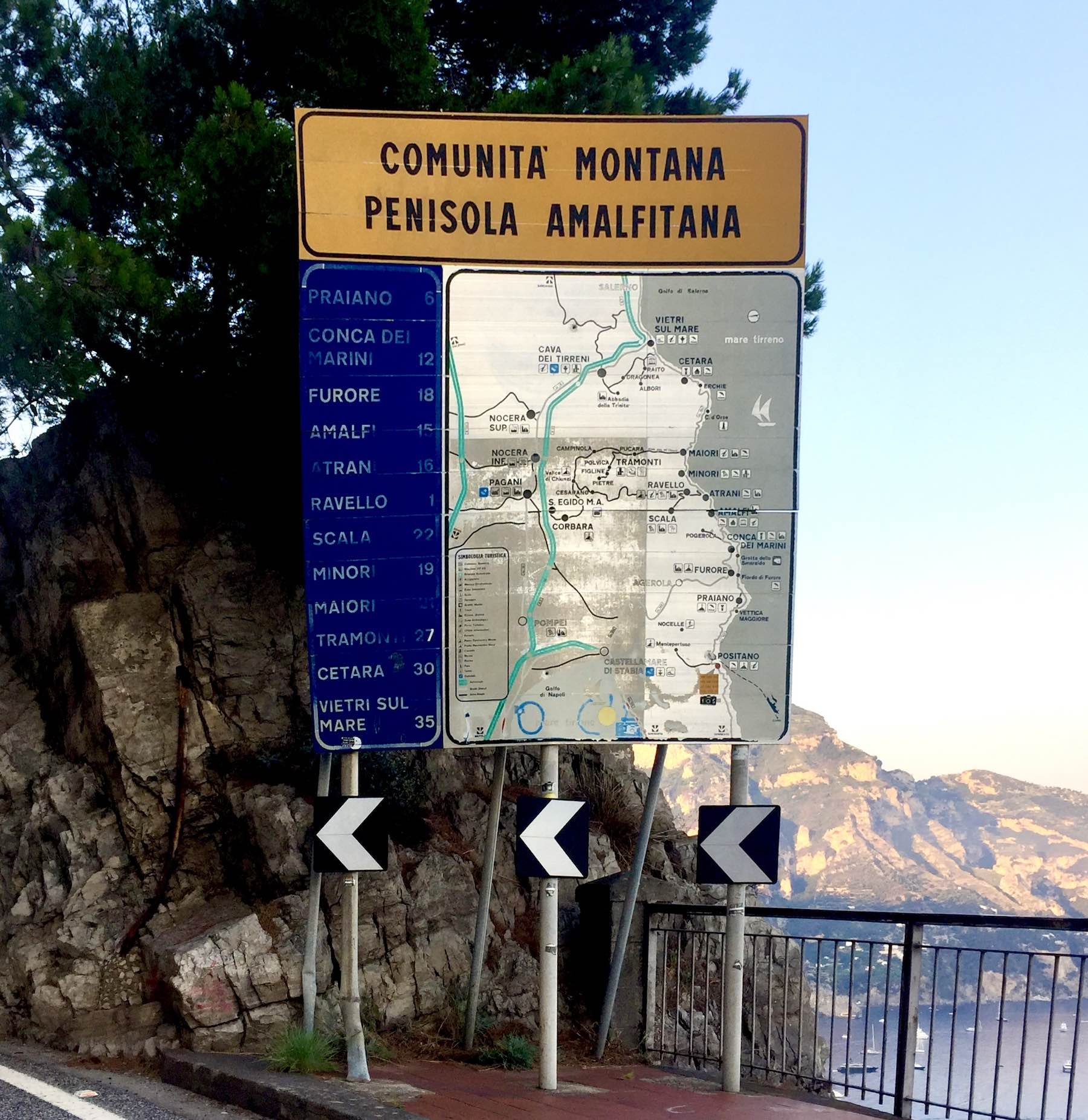 mapa da Costa Amalfitana em uma placa da estrada (estávamos nos arredores de Positano)