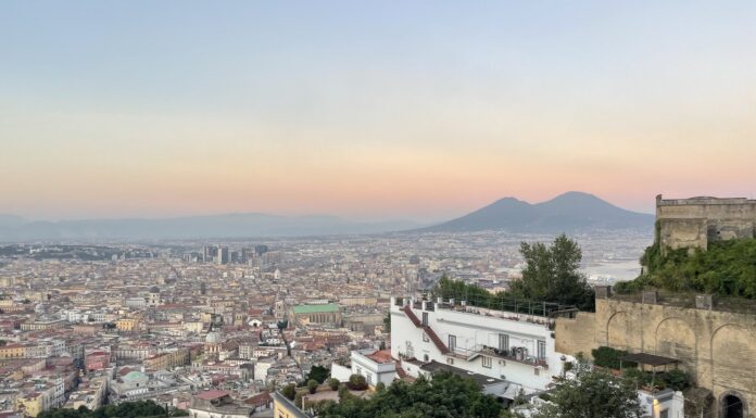 Mirante de San Martino: passeio para ver Nápoles do alto e conhecer um dos bairros mais nobres da cidade Mirante de San Martino, vista panorâmica de Nápoles do alto