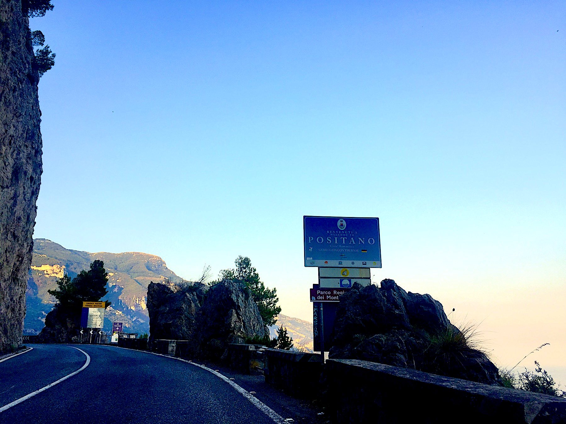 A estrada Statale 163 Amalfitana é uma das rotas obrigatórias para quem viaja pela Costa Amalfitana: aqui pouco antes da chegada em Positano