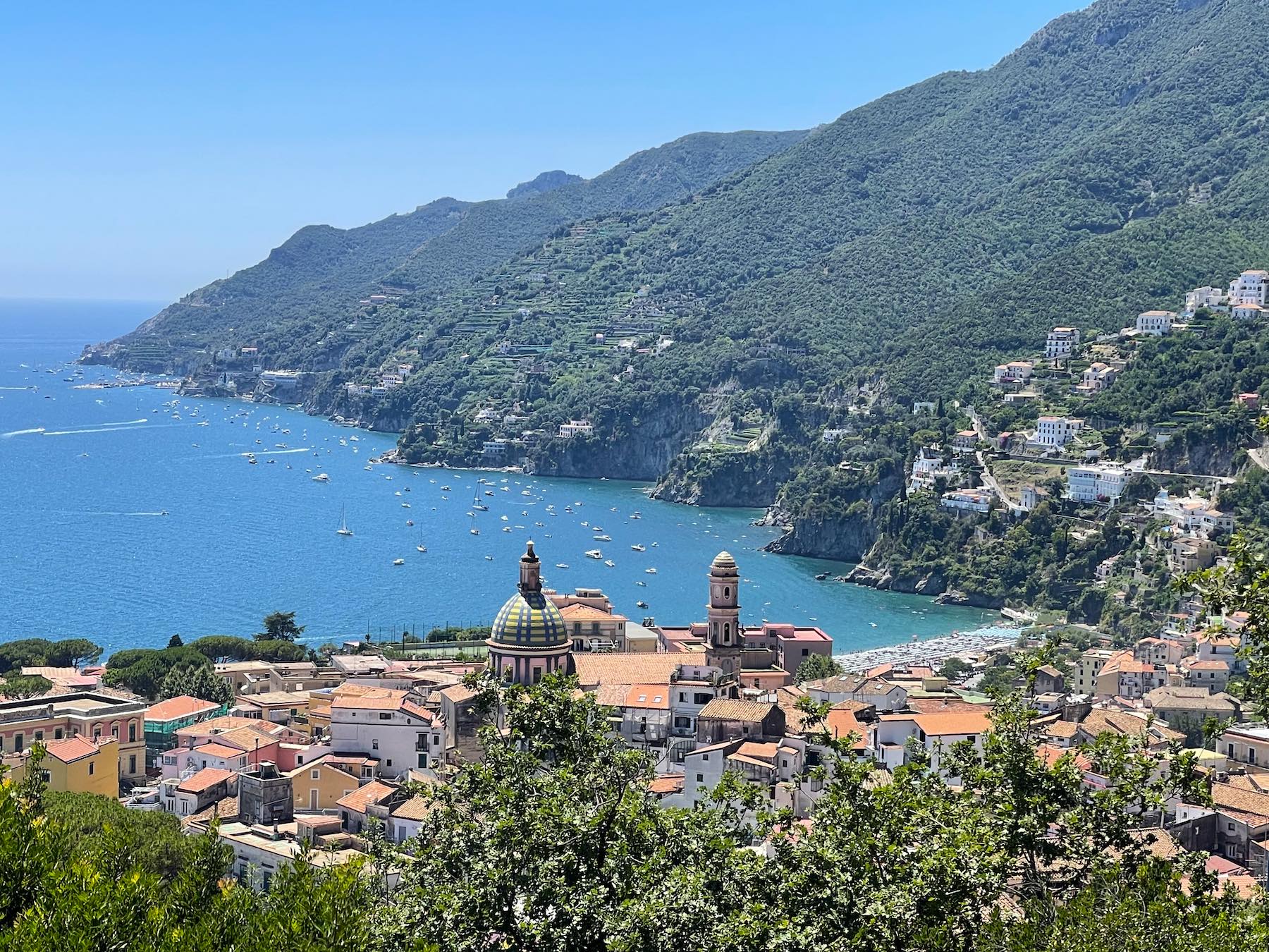 O vilarejo de Vietri sul Mare, na Costa Amalfitana, é o destino mais distante de Sorrento (e o mais próximo para quem está em Salerno)