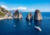 Passeios de barco em Capri: não deixe de tirar foto com os Rochedos "Faraglioni", um dos símbolos da ilha