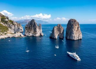 Passeios de barco em Capri: não deixe de tirar foto com os Rochedos "Faraglioni", um dos símbolos da ilha