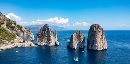 Passeios de barco em Capri: não deixe de tirar foto com os Rochedos "Faraglioni", um dos símbolos da ilha