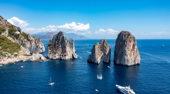 Passeios de barco em Capri: dicas e recomendações Passeios de barco em Capri: não deixe de tirar foto com os Rochedos "Faraglioni", um dos símbolos da ilha