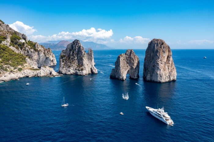 Passeios de barco em Capri: não deixe de tirar foto com os Rochedos "Faraglioni", um dos símbolos da ilha