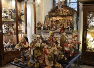 Algumas das estátuas preciosas criadas pela Bottega Ferrigno na rua dos Presépios em Nápoles (Via San Gregorio Armeno 8) / foto: divulgação