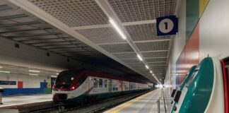 Estação de trem Palermo Aeroporto com validadoras do sistema Tap&Tap em funcionamento, facilitando o acesso ao transporte entre o Aeroporto de Palermo e o centro da cidade