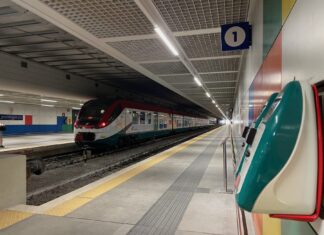 Estação de trem Palermo Aeroporto com validadoras do sistema Tap&Tap em funcionamento, facilitando o acesso ao transporte entre o Aeroporto de Palermo e o centro da cidade