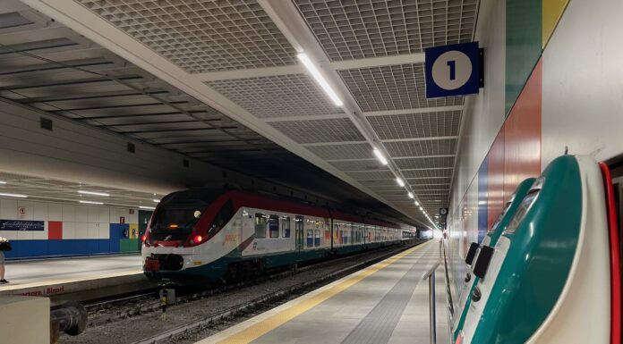 Estação de trem Palermo Aeroporto com validadoras do sistema Tap&Tap em funcionamento, facilitando o acesso ao transporte entre o Aeroporto de Palermo e o centro da cidade