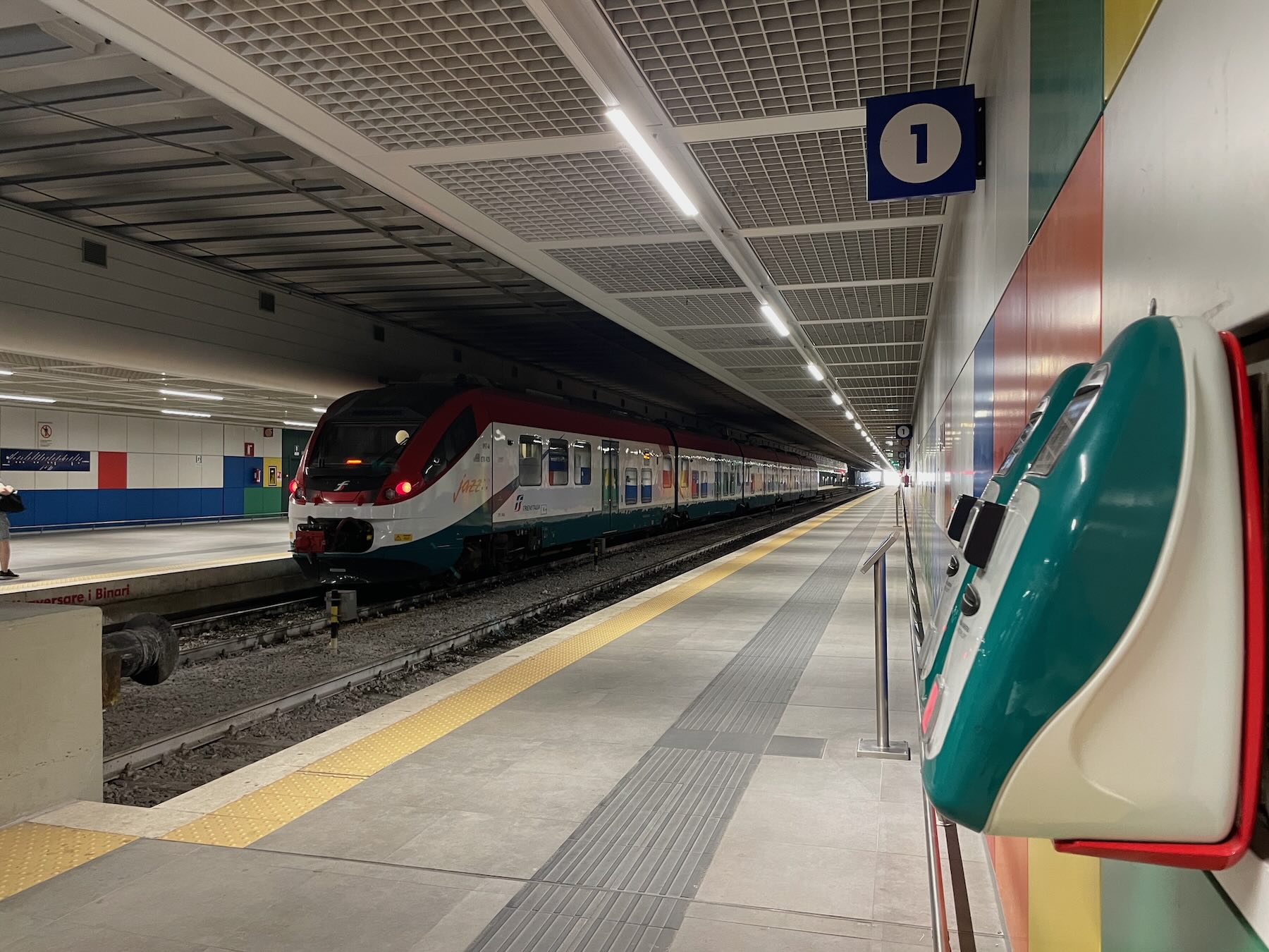 Estação de trem Palermo Aeroporto com validadoras do sistema Tap&Tap em funcionamento, facilitando o acesso ao transporte entre o Aeroporto de Palermo e o centro da cidade