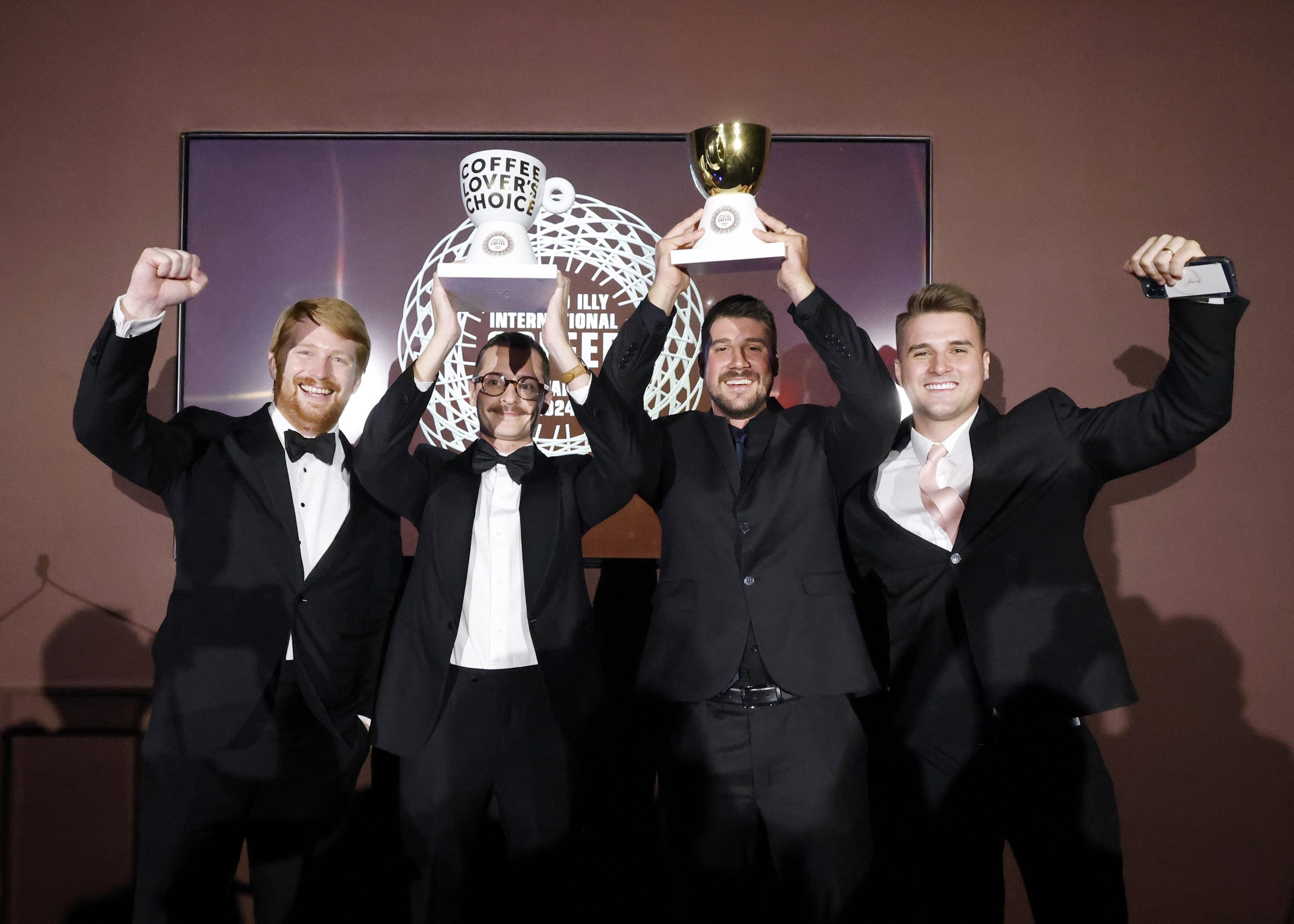 Os vencedores do Prêmio Internacional de Café no palco durante o Ernesto Illy International Coffee Award 2024, em 12 de novembro de 2024, na cidade de Nova York. (Foto de Rob Kim/Getty Images para Illy)