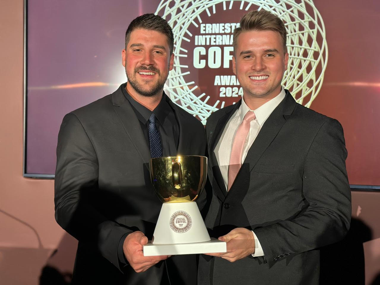 Melhor Café do Mundo - Os irmãos Sanglard da Fazenda Serra do Boné recebendo o prêmio Ernesto Illy