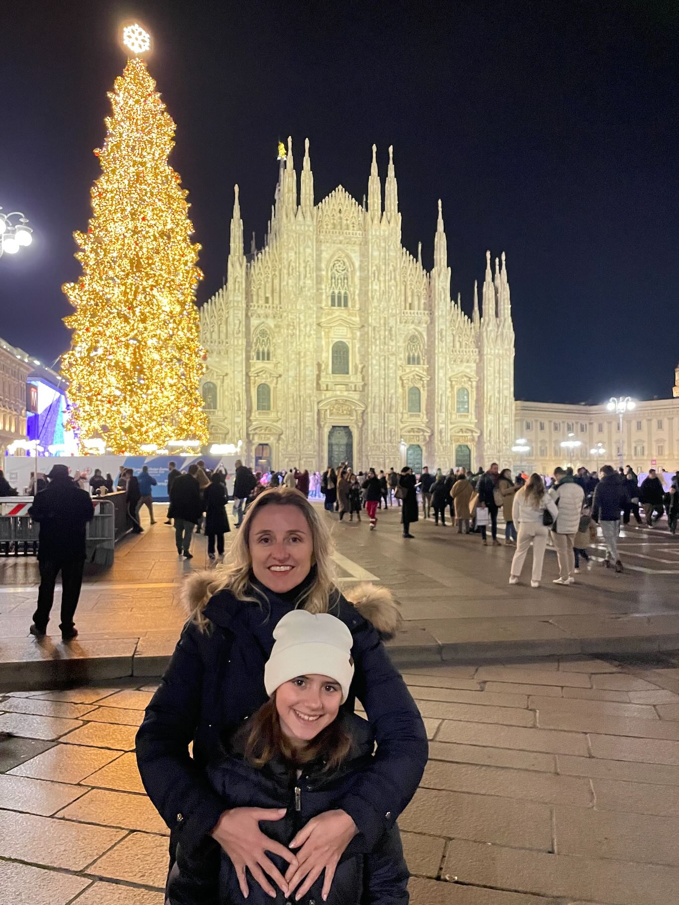 Eu e minha filha Gaia durante as festas de Natal de 2023-2024 em Milão, em frente a Piazza Duomo