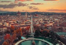 pista de patinação no gelo a céu aberto em Florença ao lado da roda gigante de Florença, Florence Eye