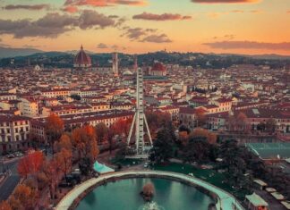 pista de patinação no gelo a céu aberto em Florença ao lado da roda gigante de Florença, Florence Eye