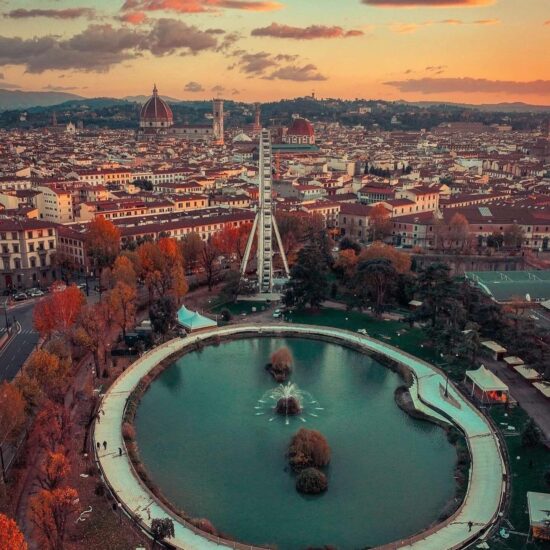 Roda gigante de Florença, Florence Eye, está de volta! 1 pista de patinação no gelo a céu aberto em Florença ao lado da roda gigante de Florença, Florence Eye