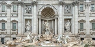 Fontana di Trevi com água e novidades após manutenção