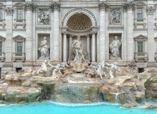 Fontana di Trevi com água e novidades após manutenção