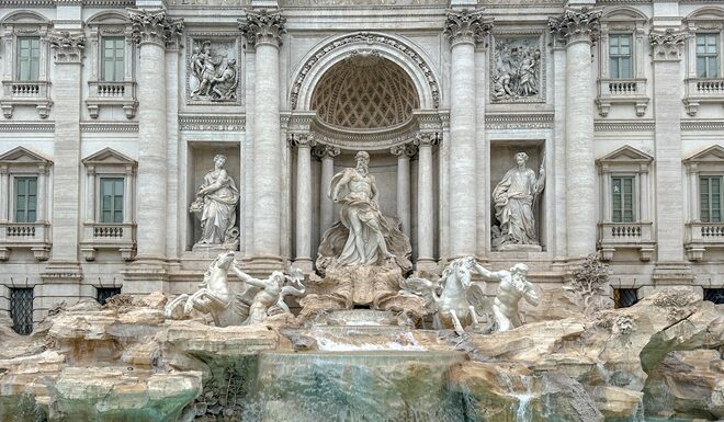 Fontana di Trevi com água e novidades após manutenção