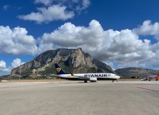 Promoção imperdível da Ryanair 2025: Um avião da Ryanair no aeroporto de Palermo