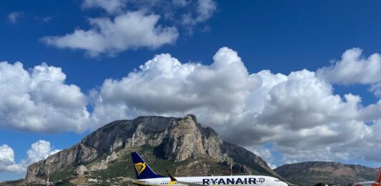 Promoção imperdível da Ryanair 2025: Um avião da Ryanair no aeroporto de Palermo
