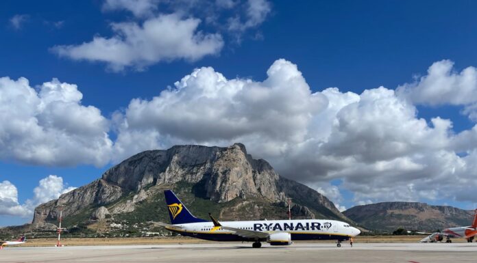 Promoção imperdível da Ryanair 2025: Um avião da Ryanair no aeroporto de Palermo