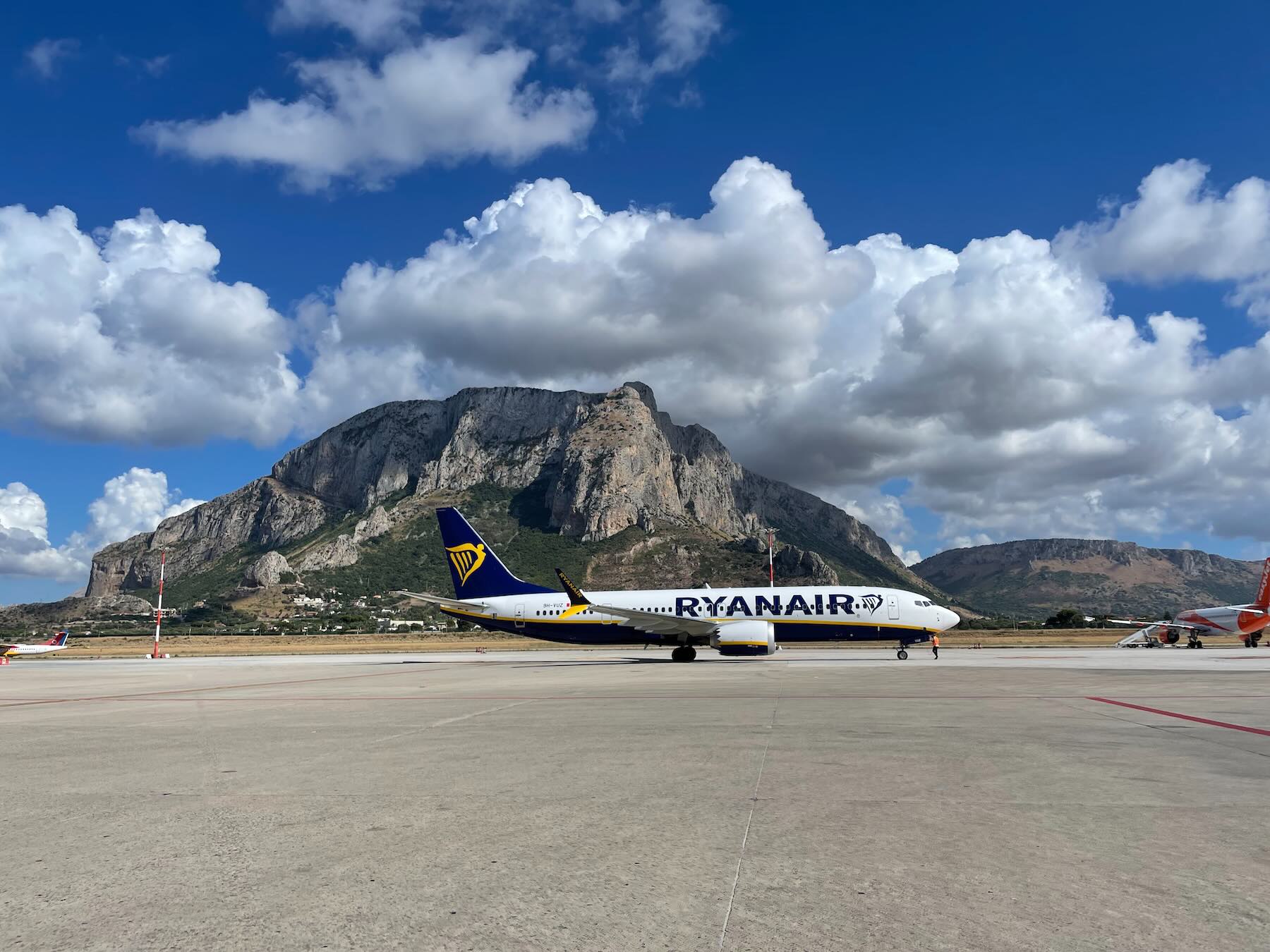 Promoção imperdível da Ryanair 2025: Um avião da Ryanair no aeroporto de Palermo 