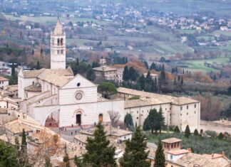Basílica de Santa Clara em Assis