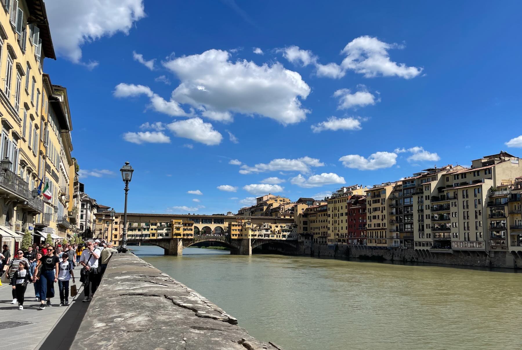 Passeio em Florença ao lado do Rio Arno com a Ponte Vecchio ao fundo - foto registrada em 05/05/2024