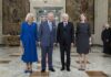 O Presidente da República, Sergio Mattarella, e a Sra. Laura com Suas Majestades, o Rei Charles III e a Rainha Camilla do Reino Unido da Grã-Bretanha e Irlanda do Norte (foto de Francesco Ammendola – Escritório de Imprensa e Comunicação da Presidência da República).