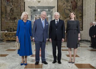 O Presidente da República, Sergio Mattarella, e a Sra. Laura com Suas Majestades, o Rei Charles III e a Rainha Camilla do Reino Unido da Grã-Bretanha e Irlanda do Norte (foto de Francesco Ammendola – Escritório de Imprensa e Comunicação da Presidência da República).