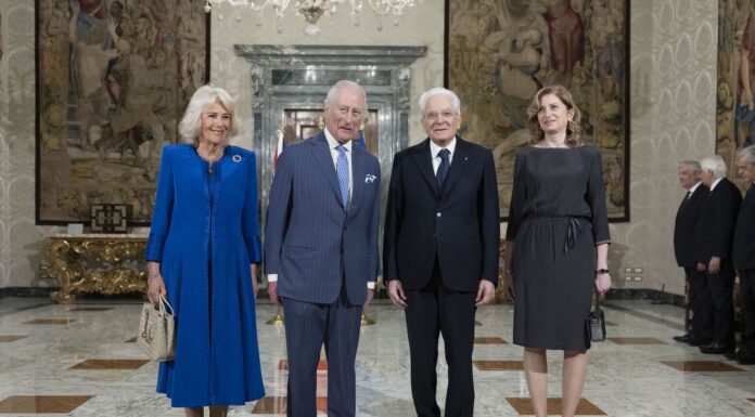 Rei Charles III e Rainha Camilla na Itália em visita oficial O Presidente da República, Sergio Mattarella, e a Sra. Laura com Suas Majestades, o Rei Charles III e a Rainha Camilla do Reino Unido da Grã-Bretanha e Irlanda do Norte (foto de Francesco Ammendola – Escritório de Imprensa e Comunicação da Presidência da República).