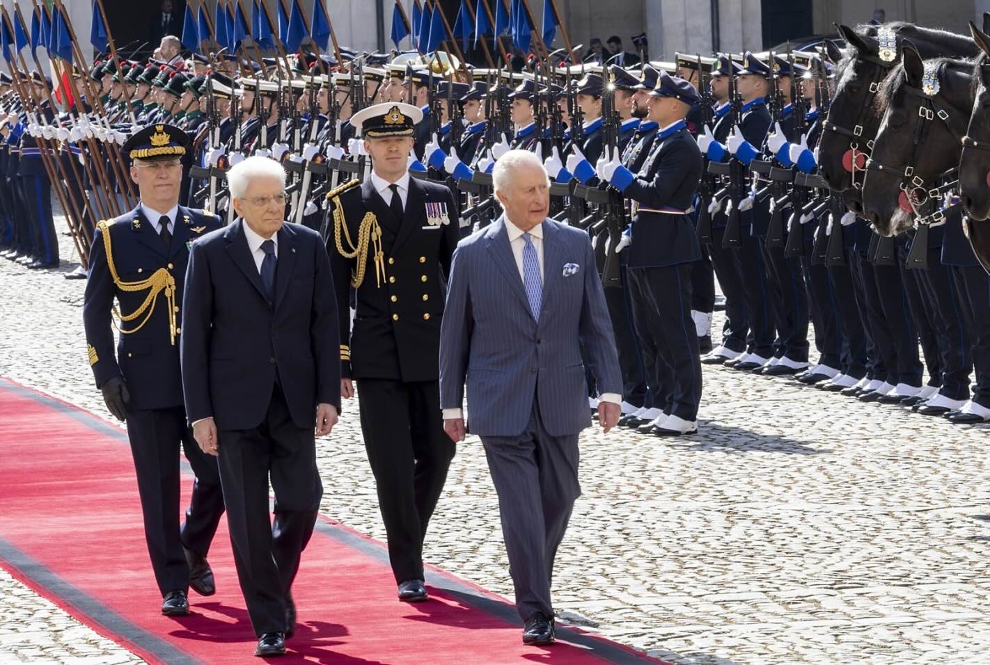 O Presidente da República, Sergio Mattarella, e Sua Majestade o Rei Charles III do Reino Unido da Grã-Bretanha e Irlanda do Norte recebem as honras militares.
