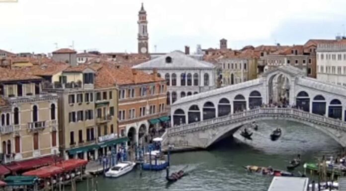 Gôndola vira em Veneza e turistas caem na água diante da Ponte de Rialto gôndola vira em Veneza 2025