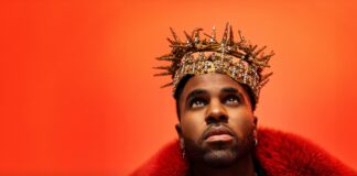 Jason Derulo em Bolonha ao vivo: onde comprar ingressos Jason Derulo olha para cima com expressão intensa, vestindo um casaco de pele vermelho e uma coroa dourada decorada com cristais, sobre fundo laranja vibrante. - Ingressos para Jason Derulo em Bolonha 2026