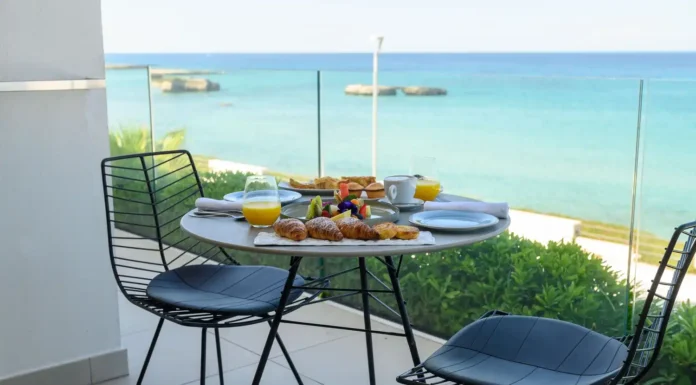 Novidade no Salento: Posia Retreat & Spa ganha 5 estrelas luxo e inaugura suítes exclusivas Poesia Retreat & Spa Hotel Una Salento San Foca - terraço da suíte com vista para o mar