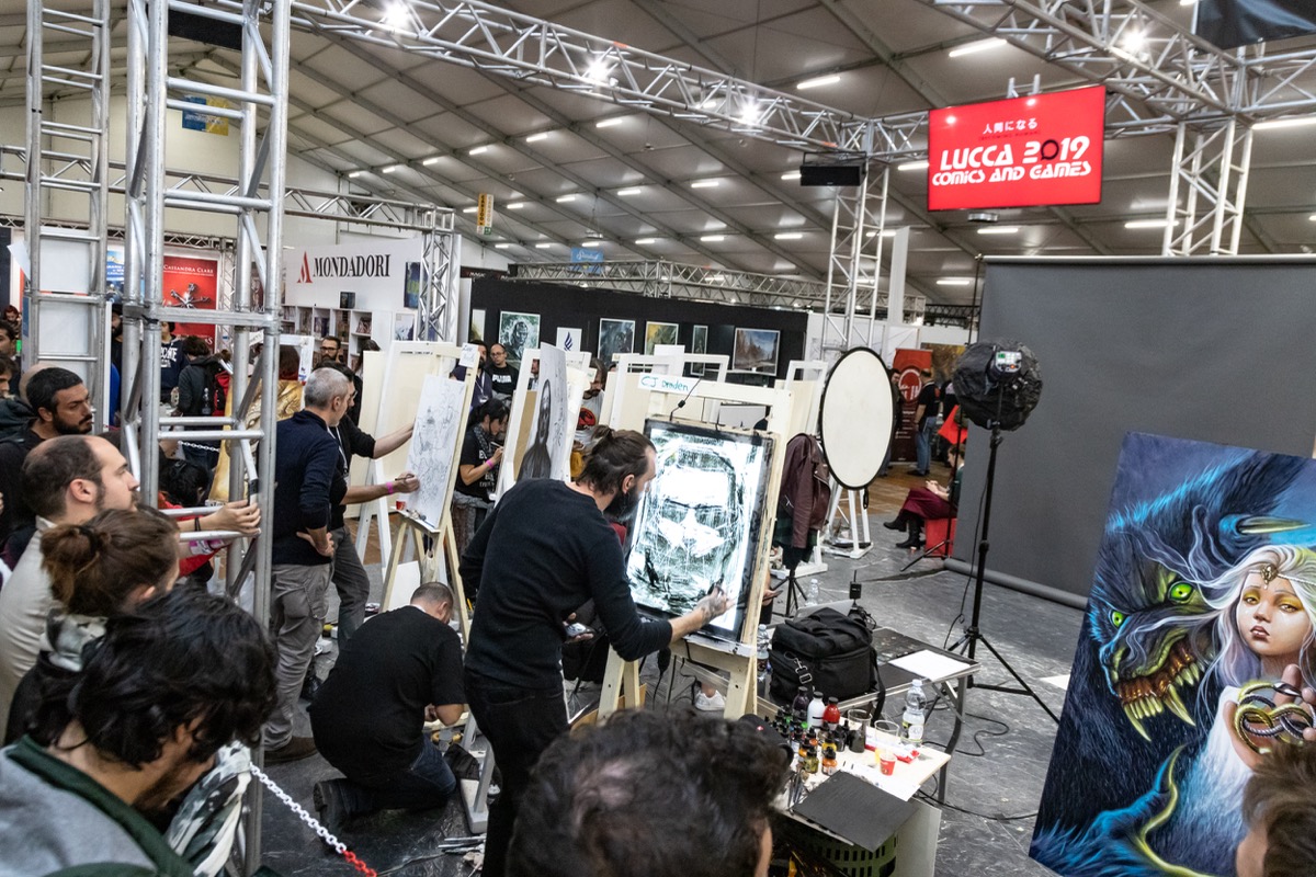 Artistas criam ilustrações e obras de fantasia ao vivo durante o Lucca Comics & Games.
