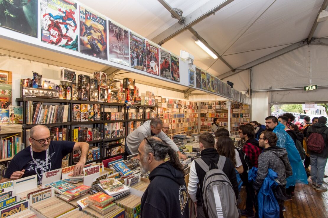  Visitantes observam HQs e colecionáveis dentro de um dos pavilhões do Lucca Comics & Games.