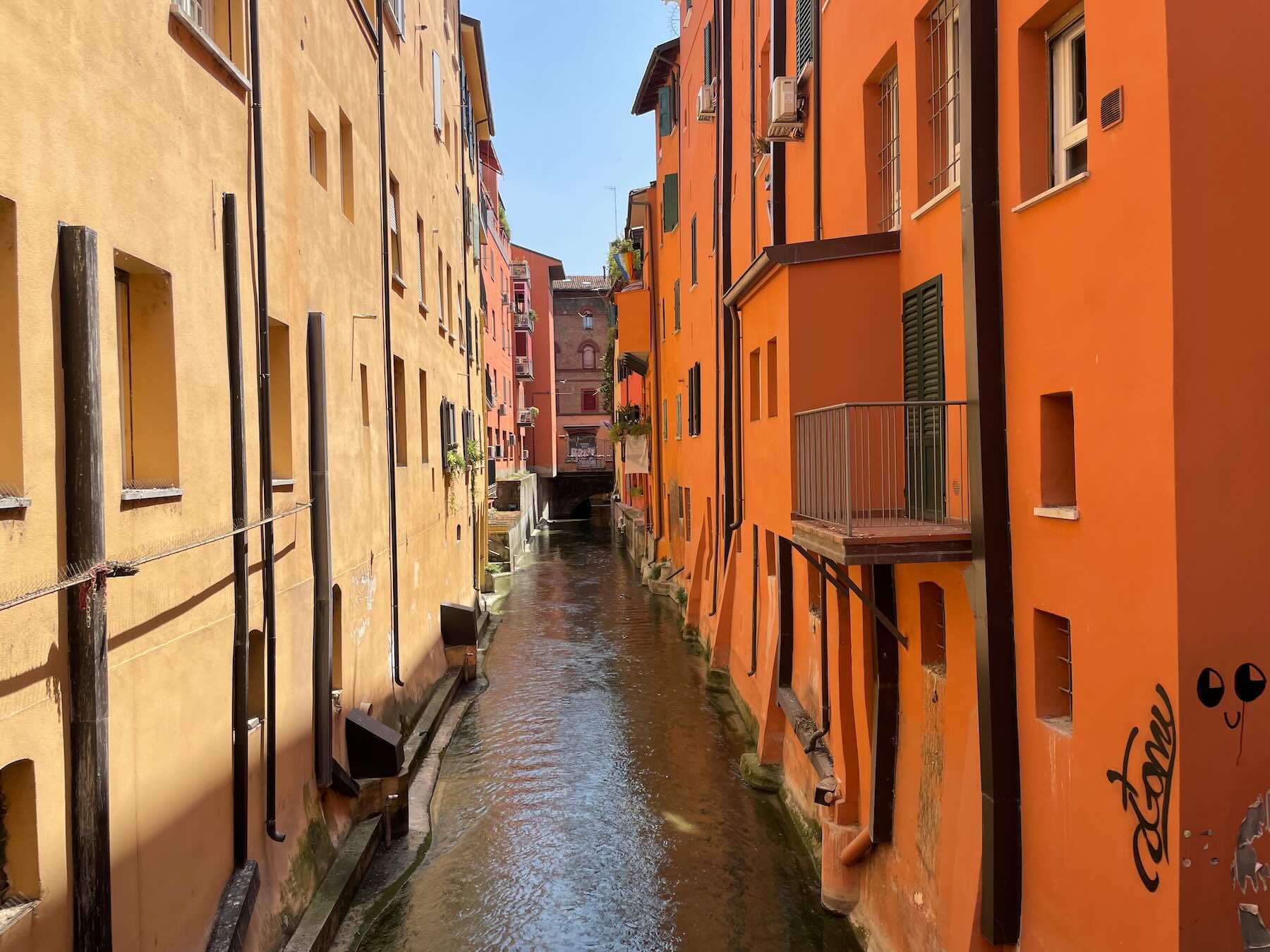 O Canale di Reno visto da rua em frente a janela secreta de Bolonha na Via Piella