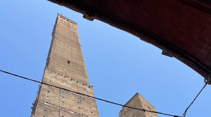 As Duas Torres de Bolonha: símbolo medieval e história no coração da cidade As duas torres de Bolonha