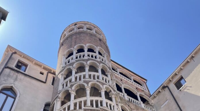 Palazzo Contarini del Bovolo: o segredo mais fotogênico de Veneza Palazzo Contarini del Bovolo Veneza Itália