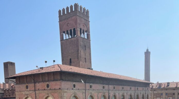 Piazza Maggiore: o coração histórico de Bolonha O Palazzo del Podestà na Piazza Maggiore, em Bolonha