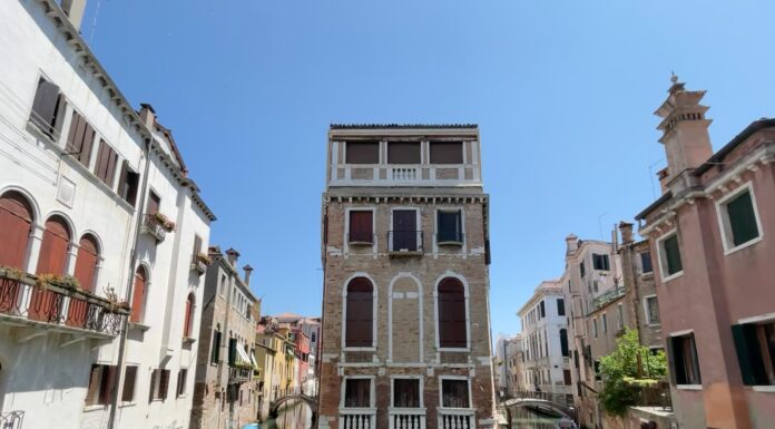 Palazzo Tetta: o edifício cercado por água em três lados em Veneza Palazzo Tetta em Veneza rodeado por água em 3 lados