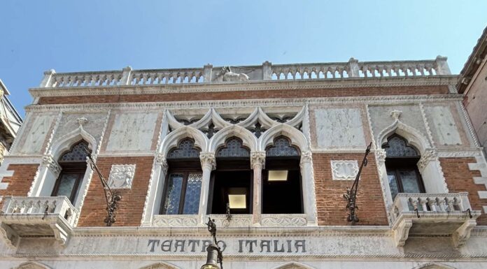 Ex-Teatro Italia em Veneza: um supermercado entre afrescos e história Fachada do ex-Teatro Italia hoje um supermercado Despar em Veneza