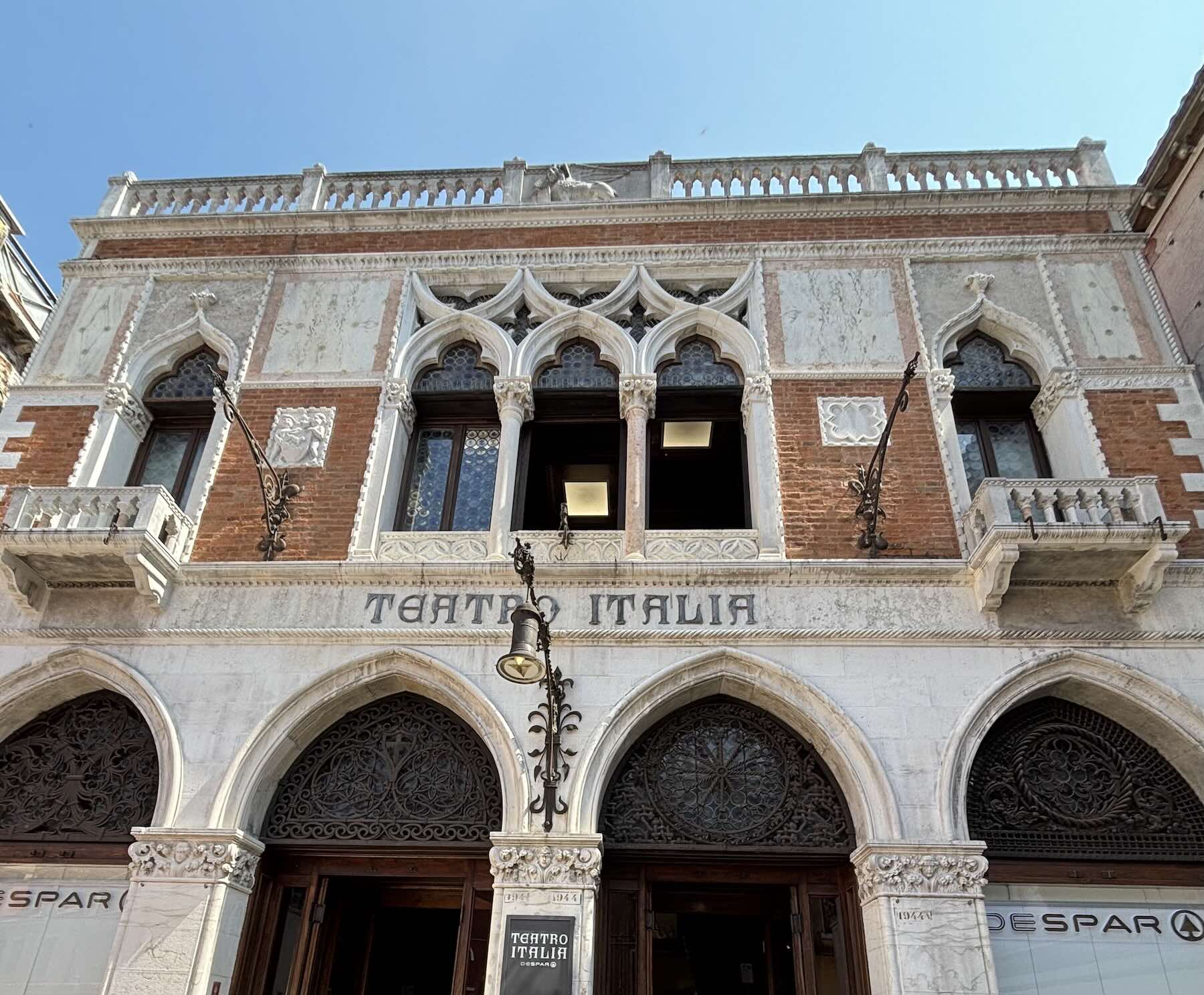 Ex-Teatro Italia em Veneza: um supermercado entre afrescos e