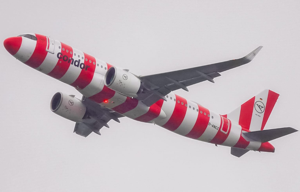 Avião branco e vermelho listado da Condor